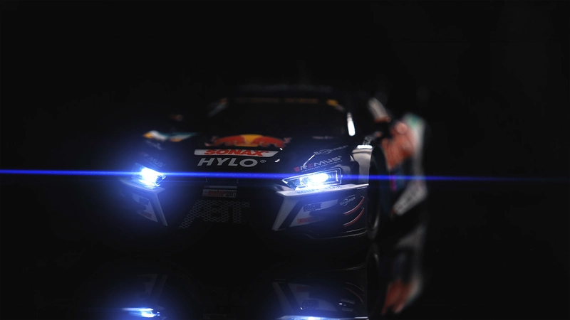 Carrera Rennwagen mit Licht und Rauch im Produktvideo für Rennbahn Action