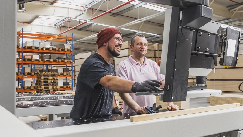2 Pante-Mitarbeitende in der Pante Möbelfabrik
