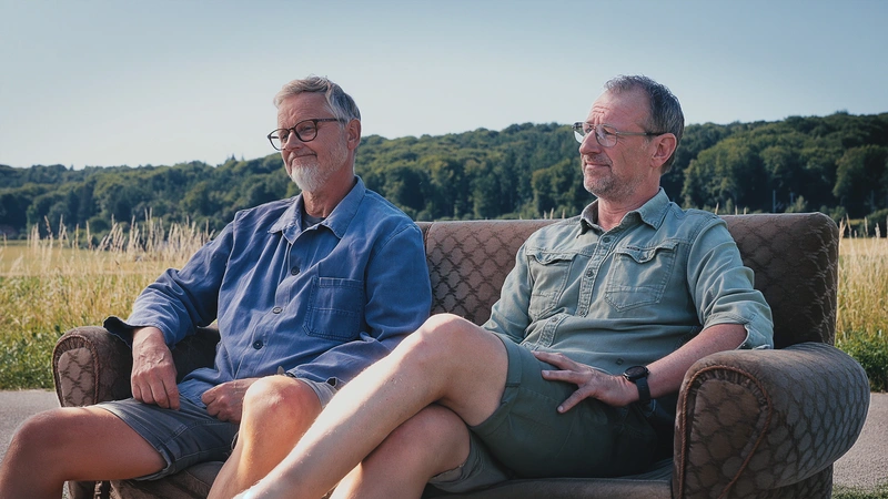 Zwei Männesitzen auf dem Sofa in der Natur